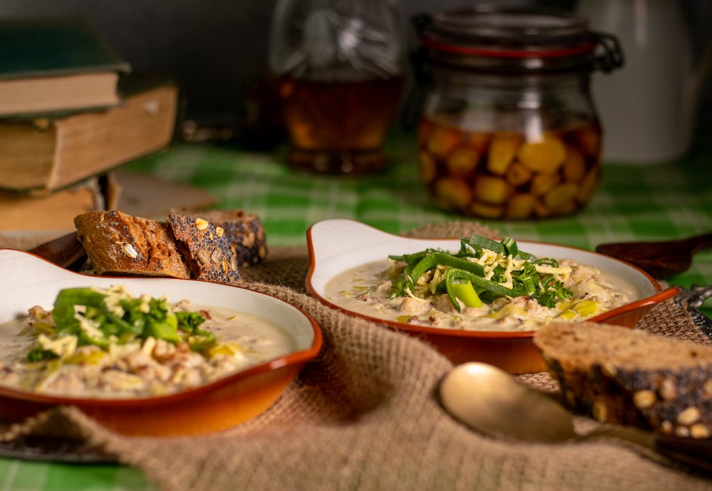 Vegane Lauch-Käse-Suppe mit Hack, auf Tisch mit Brot