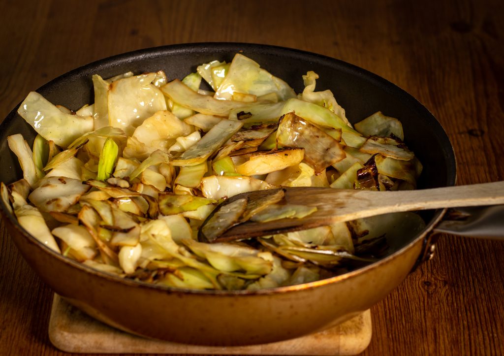 1. Weißkohl in der Pfanne scharf angebraten
