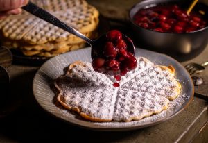 Vegane Waffeln mit heißen Kirschen