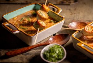 Weiße-Bohnen-Suppe mit Mais mit veganen Jakobsmuscheln am Spieß