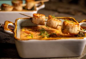 Weiße-Bohnen-Suppe mit Mais mit veganen Jakobsmuscheln am Spieß