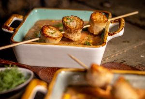 Weiße-Bohnen-Suppe mit Mais mit veganen Jakobsmuscheln am Spieß