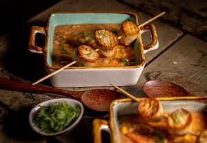Weiße-Bohnen-Suppe mit Mais mit veganen Jakobsmuscheln am Spieß