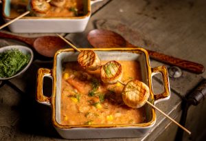 Weiße-Bohnen-Suppe mit Mais mit veganen Jakobsmuscheln am Spieß