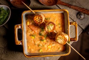 Weiße-Bohnen-Suppe mit Mais mit veganen Jakobsmuscheln am Spieß
