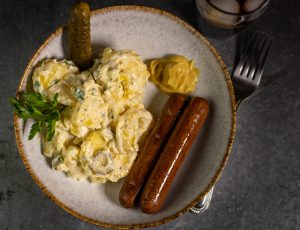 Kartoffelsalat mit Würstchen – Norddeutscher Kartoffelsalat