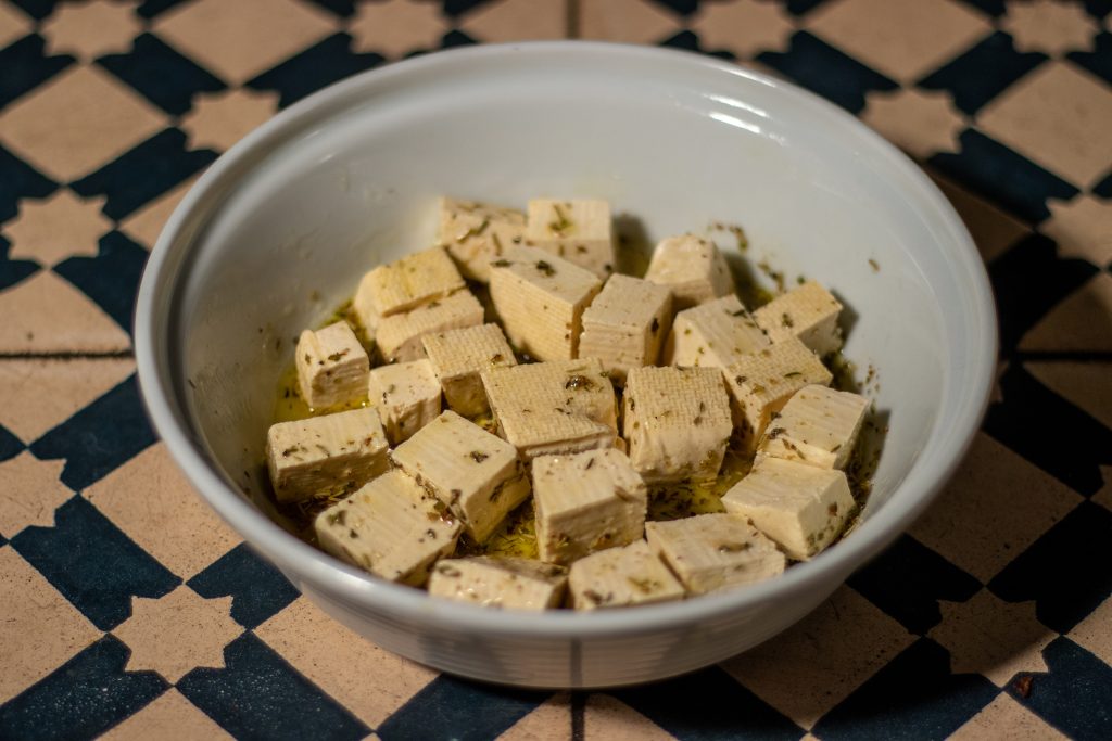 Vetawürfel in ihrer Marinade für den Ofen