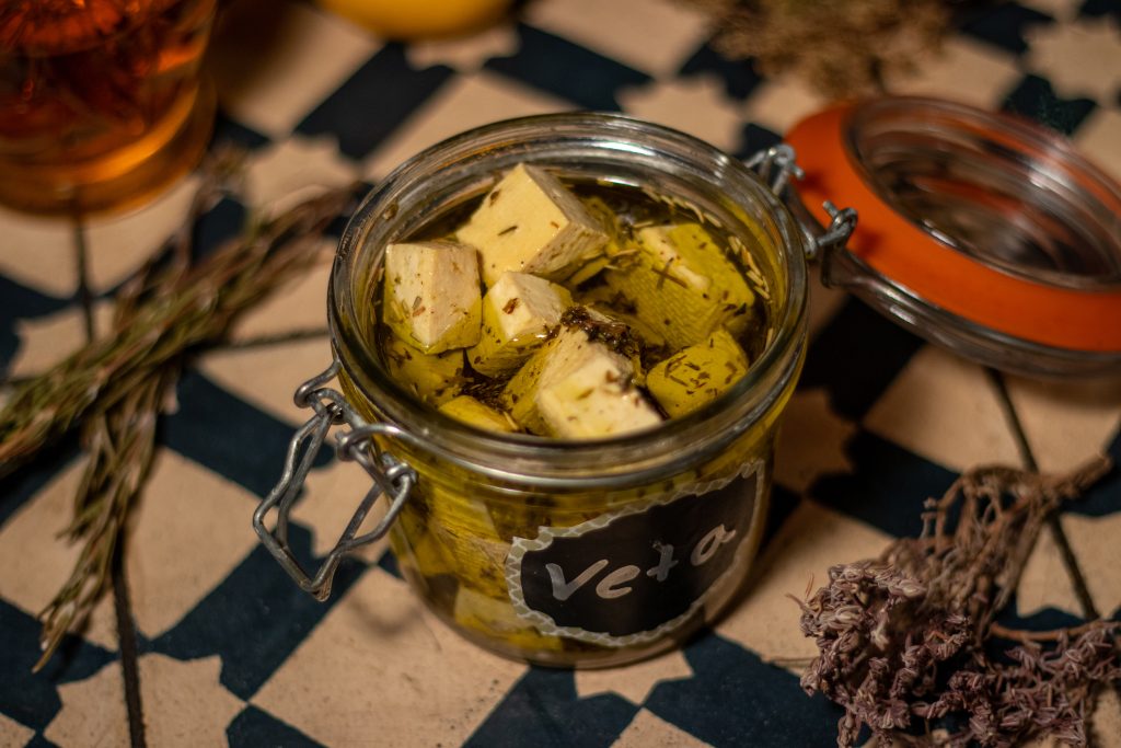 Mit diesem selbstgemachtem, veganen Schafskäse hast Du eine gesunde Alternative.
