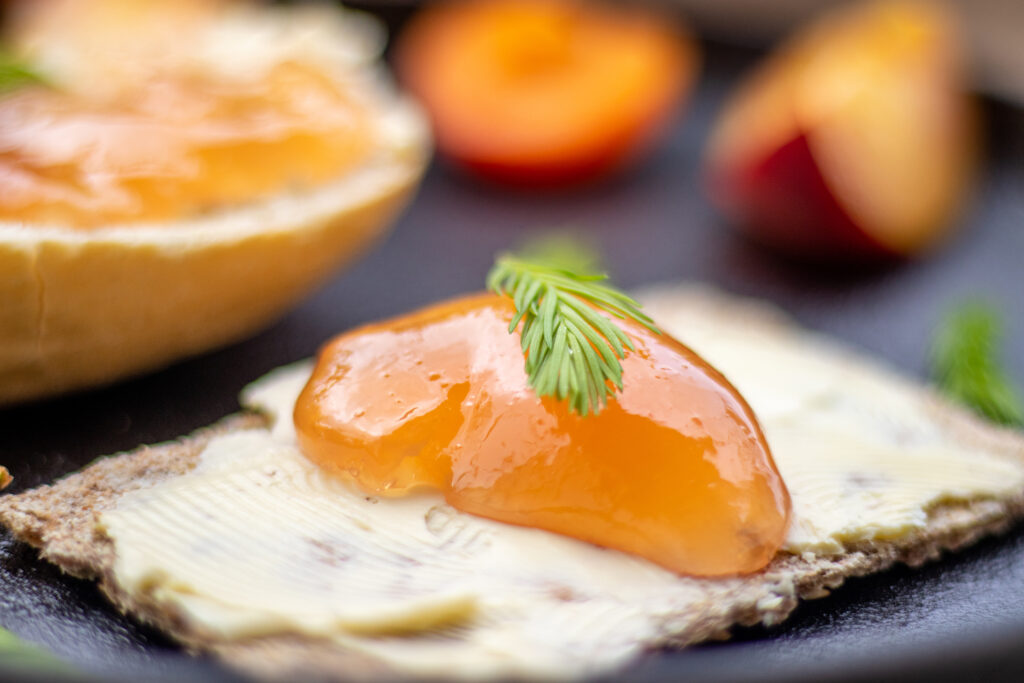 Maiwipferlgelee auf Brot