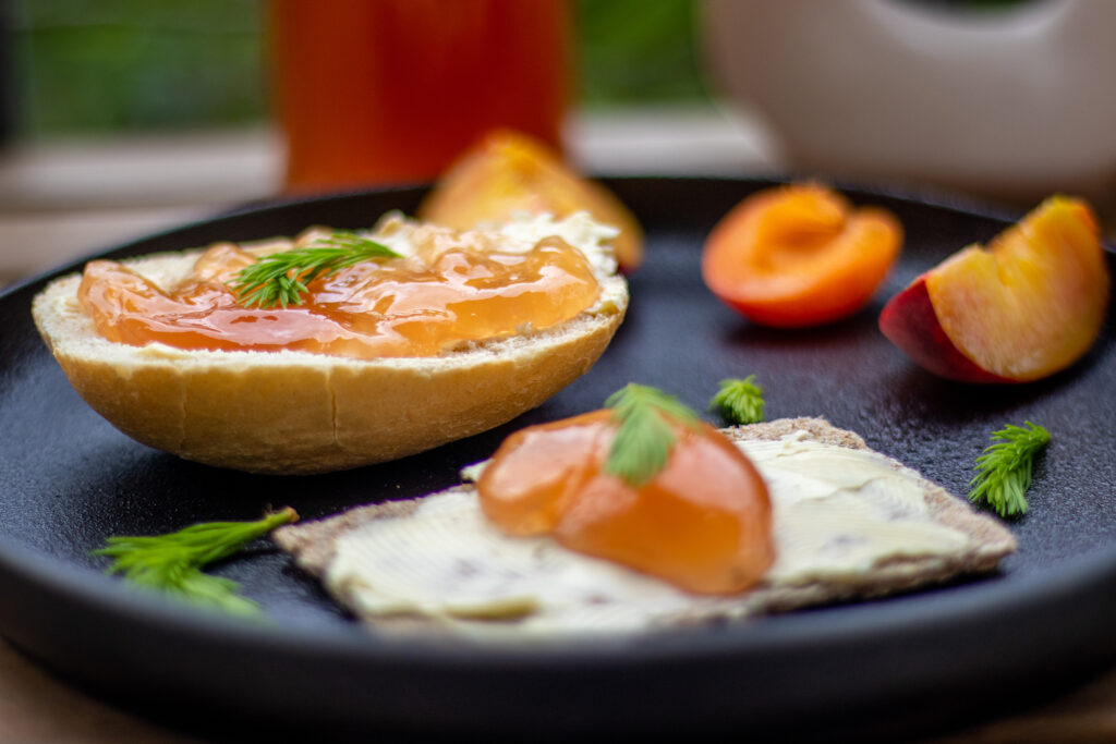 Fichtenspitzengelee auf Brot und Brötchen