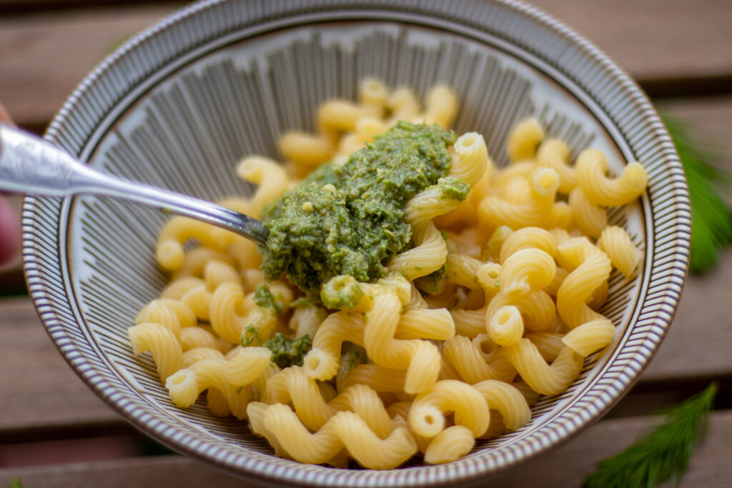 Fichtenspitzenpesto in Pasta einrühren