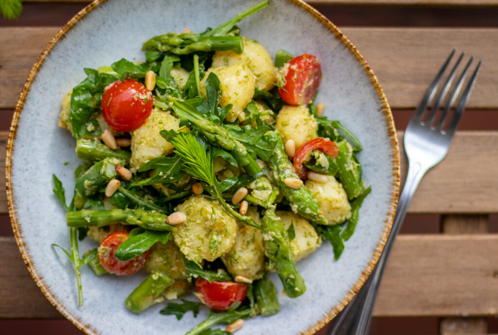 Kartoffelsalat mit selbstgesammelten Fichtenspitzen