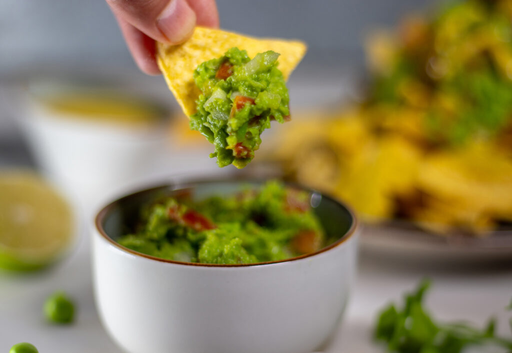 Erbsguacamole, Guacamole aus Erbsen und Tortilla Chips