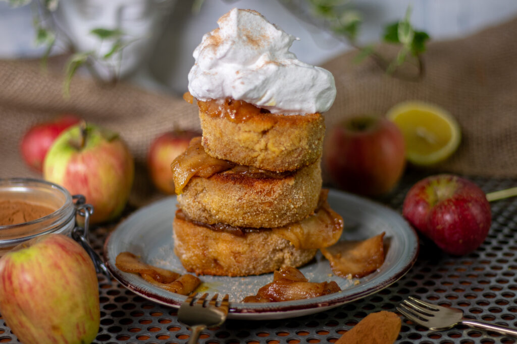 Veganes French Toast mit Apple Pie Topping und veganer Sahnehaube