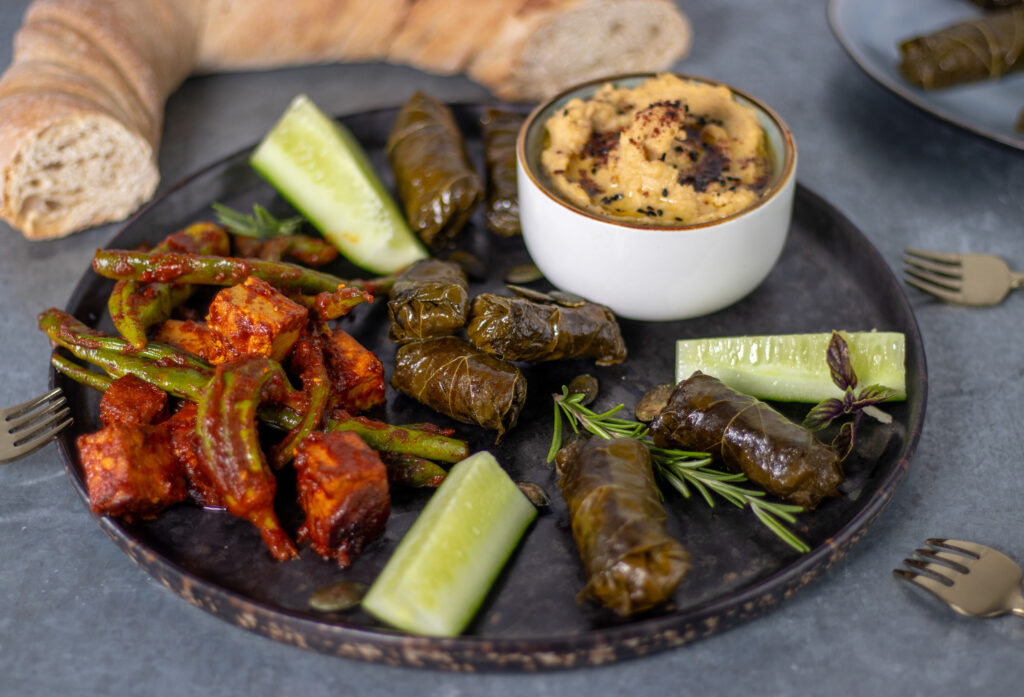 Dolma und weitere Leckerein auf einer kleinen Mezzeplatte