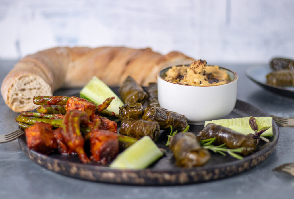 Dolma und weitere Leckereien auf einer kleinen Mezzeplatte