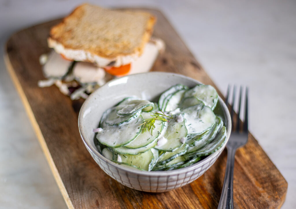 Norddeutscher Gurkensalat mit Sahnedressing