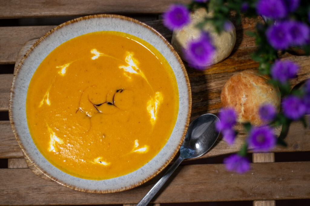 Kürbissuppe auf Teller