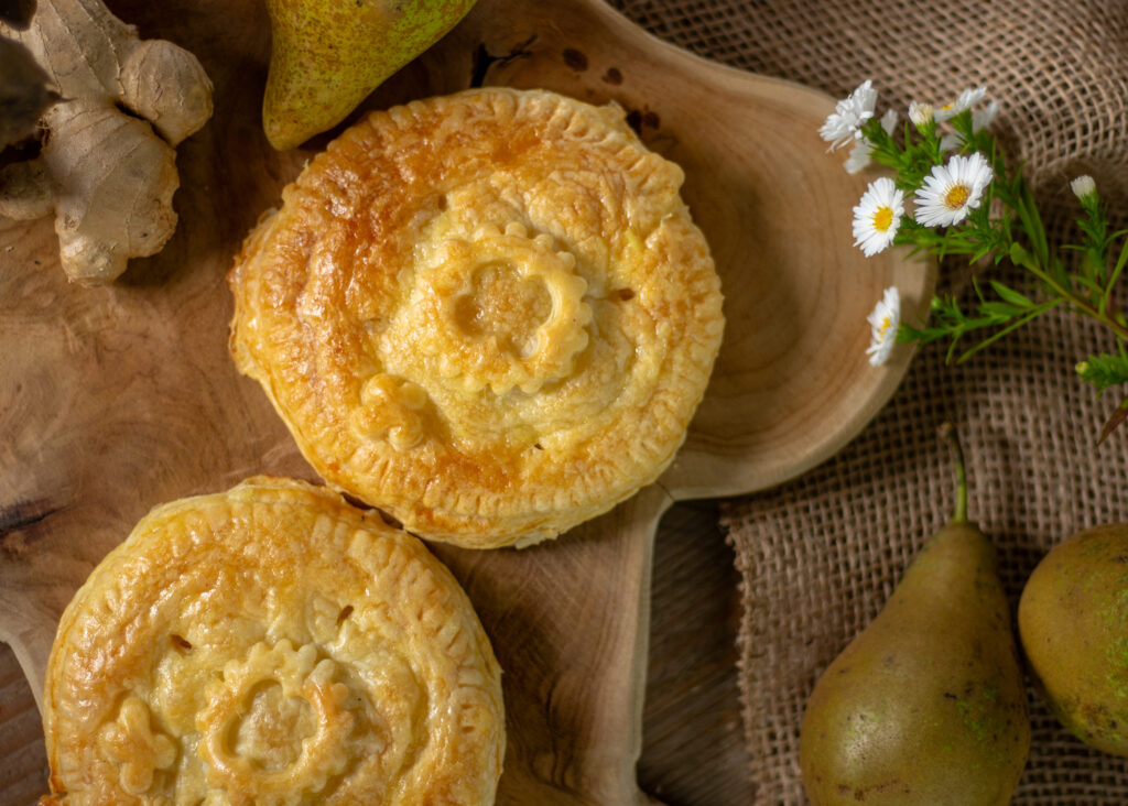 Marzipan-Birnen-Ingwer-Handkuchen auf Holzbrett