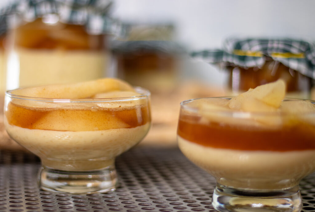 Dessertschalen mit Milchreis und Birnenkompott