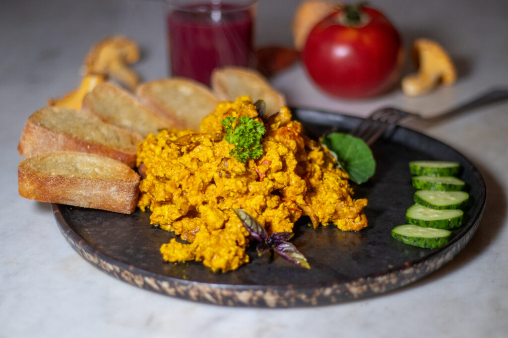 Veganes Rührei mit Pfifferlingen gebraten. Köstlich!