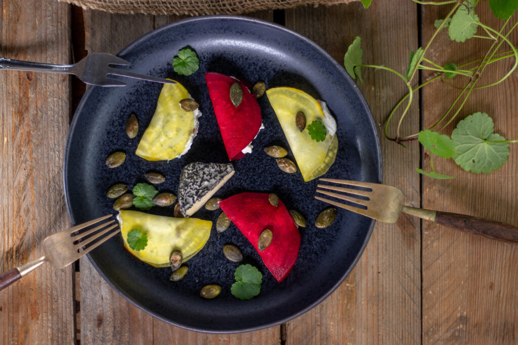 Bunte Beete trifft veganen Blauschimmelkäse