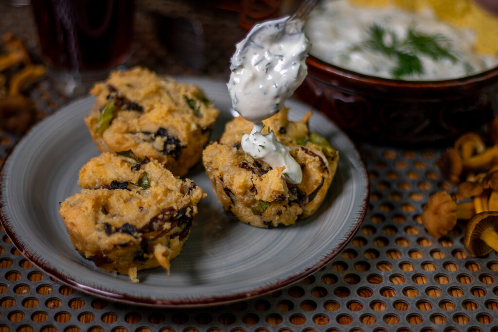 Herzhafte Pfifferling Muffins mit frischem, veganen Joghurtdip