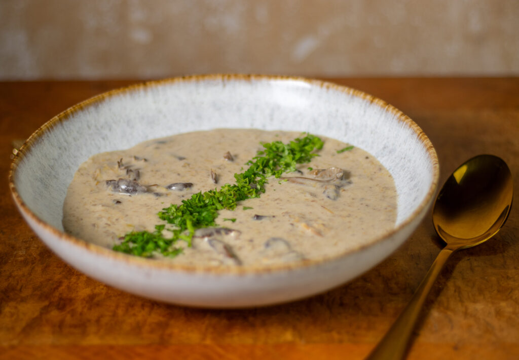 Pfifferlingcremesuppe mit Petersilie auf Teller