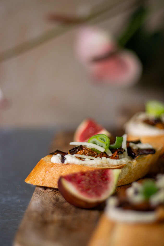 Veganes Pilzbruschetta mit Semmel-Stoppelpilzen