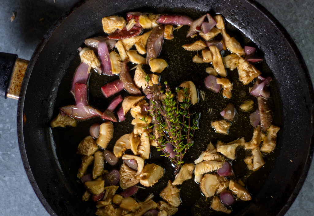 Semmel-Stoppelpilze und Kuhröhrlinge braten in der Pfanne