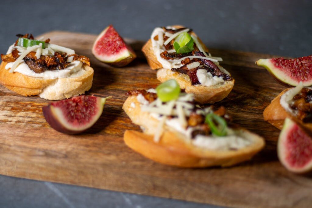 Veganes Pilzbruschetta mit Semmel-Stoppelpilzen