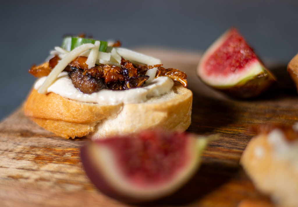 Pilzbruschetta mit frisch gebratenen Semmel-Stoppelpilzen