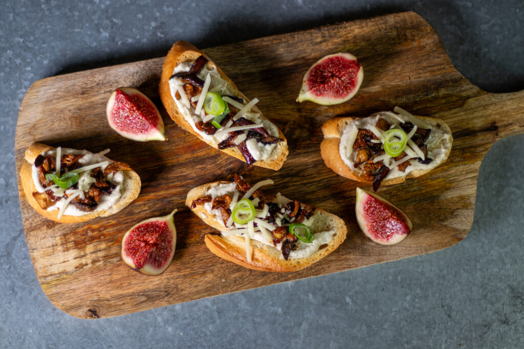 Veganes Pilzbruschetta mit Semmel-Stoppelpilzen