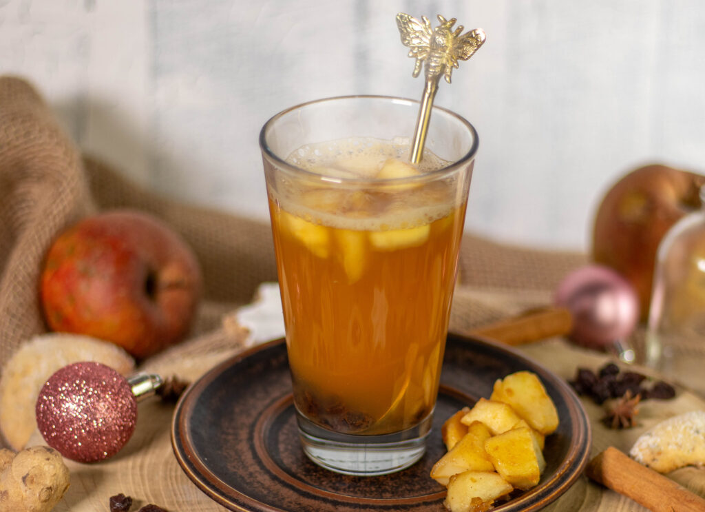 Fülle den Apfel-Rosinen-Punsch in Flaschen ab und verschenke ihn