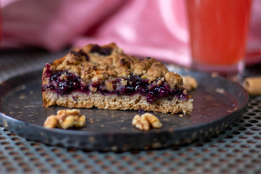 Blaubeerkuchen mit Walnussstreuseln: schmeckt auch mit Sahne oder Eis