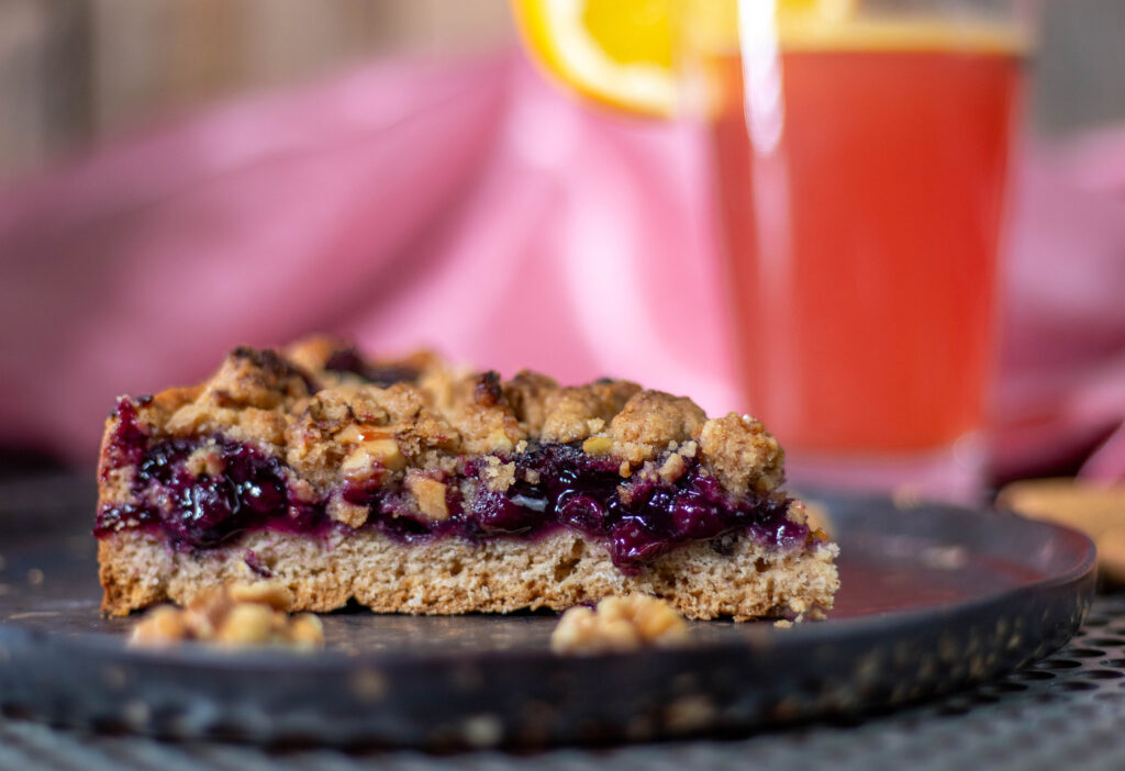 Mein Blaubeerkuchen mit Walnussstreuseln ist nicht nur in den Sommermonaten eine köstliche und beliebte Delikatesse