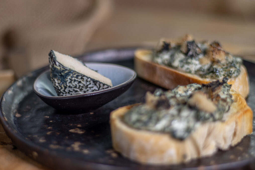Brennnessel-Blauschimmel-Crostini, vegan mit selbstgemachtem Blauschimmelkäse