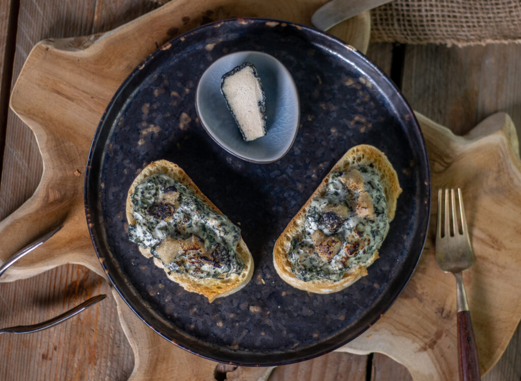 Lass Dir das mal auf der Zunge zergehen: Brennnessel-Blauschimmel-Crostini