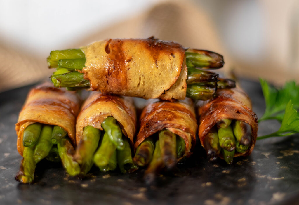 Entdecke vegane Bohnen im Speckmantel mit selbstgemachtem, geräucherten, veganen Schinken aus Seitan