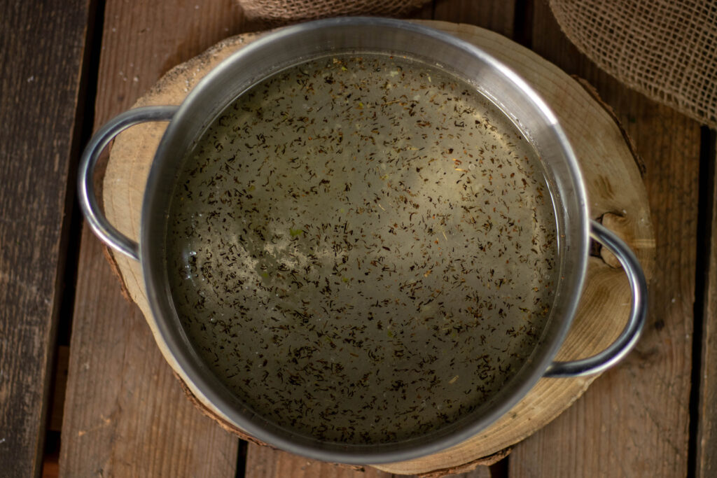 Das gewürzte Bohnenwasser aufkochen.