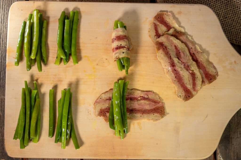 Bohnen im Speckmantel, aufrollen der Päckchen, vegan, mit selbstgemachtem Räucherschinken