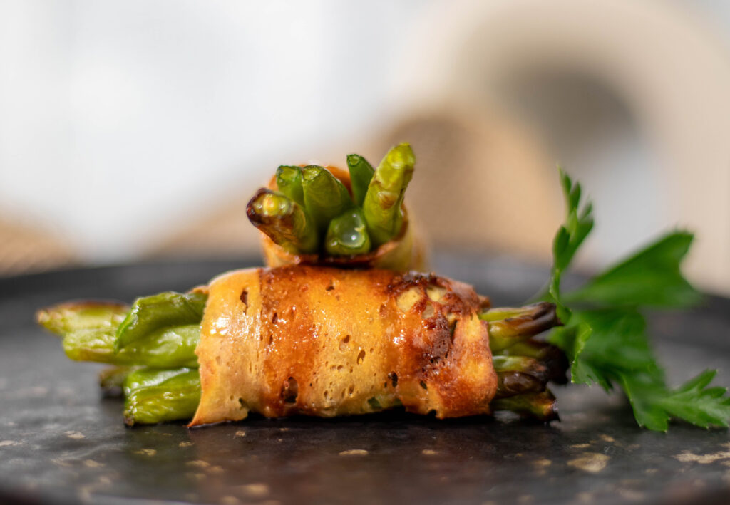 Bohnen und veganer Speck passen wunderbar zusammen.