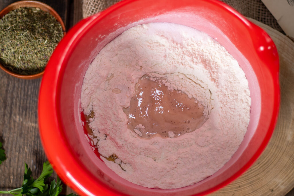 Die Hefe muss ca. 15 MInuten gehen, um den Hefeteig für die Garlicky pulled Muffins herzustellen.