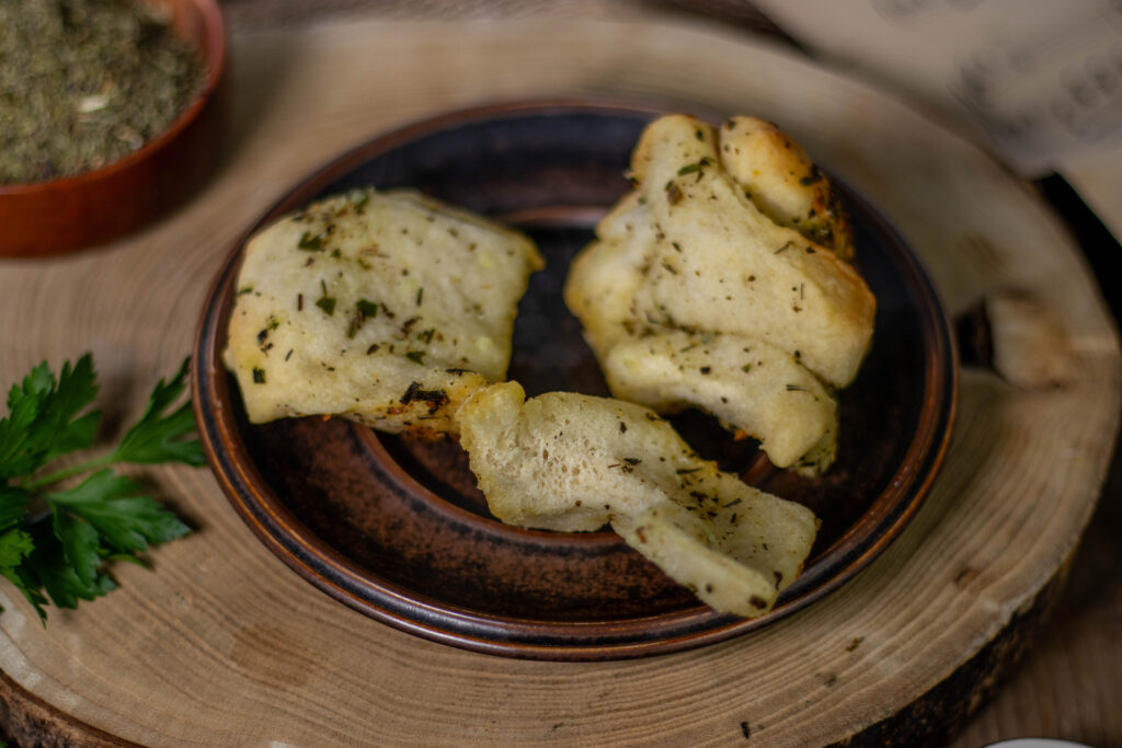 Pull Apart Bread ist innen luftig und weich und es lässt sich in Schichten auseinander zupfen.