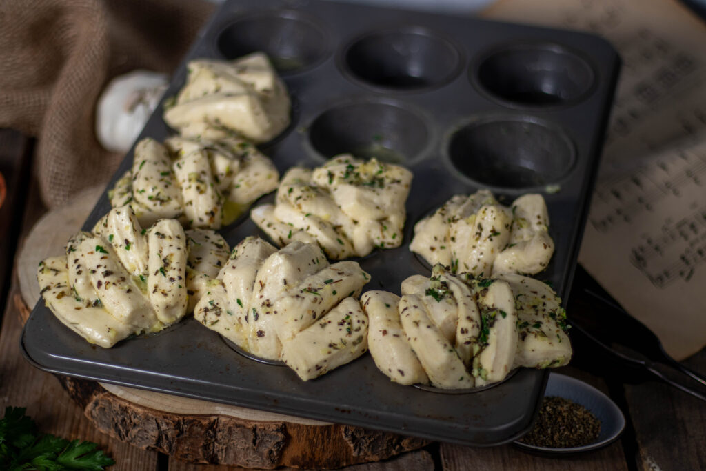 Nun sind die Garlicky Pulled Muffins bereit für den Ofen.