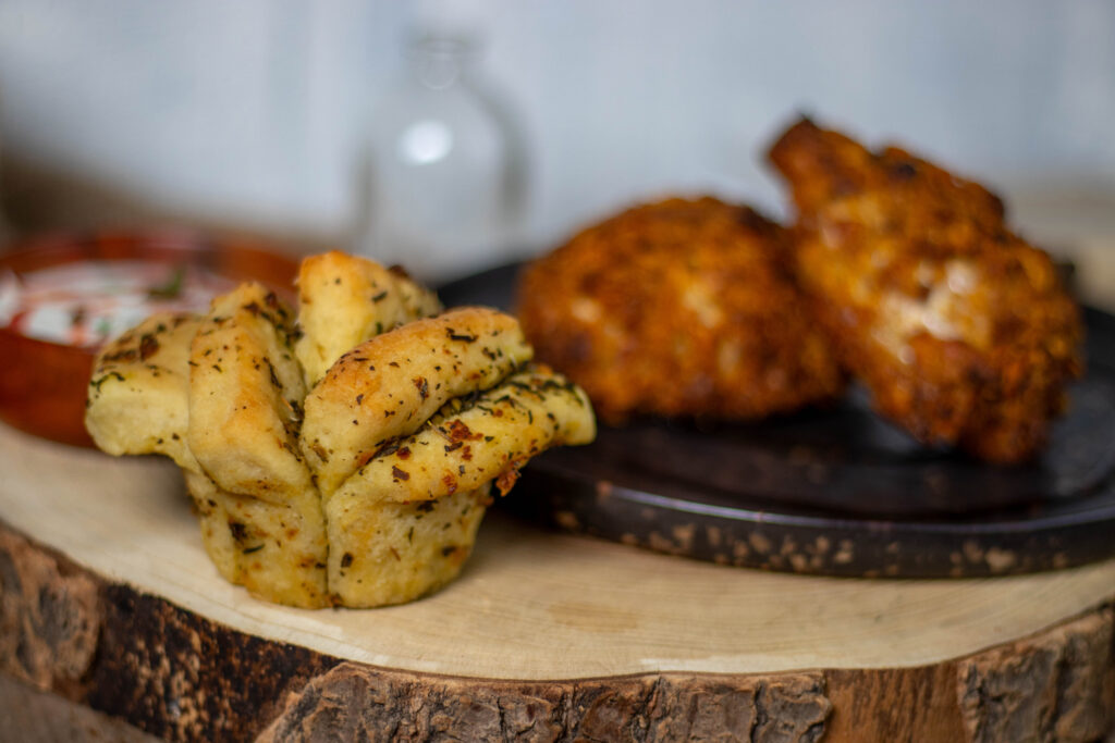 Garlicky Pull-Apart Muffins als Beilage zu meinen veganen Hähnchenkeulen in Cornflakes Panade.