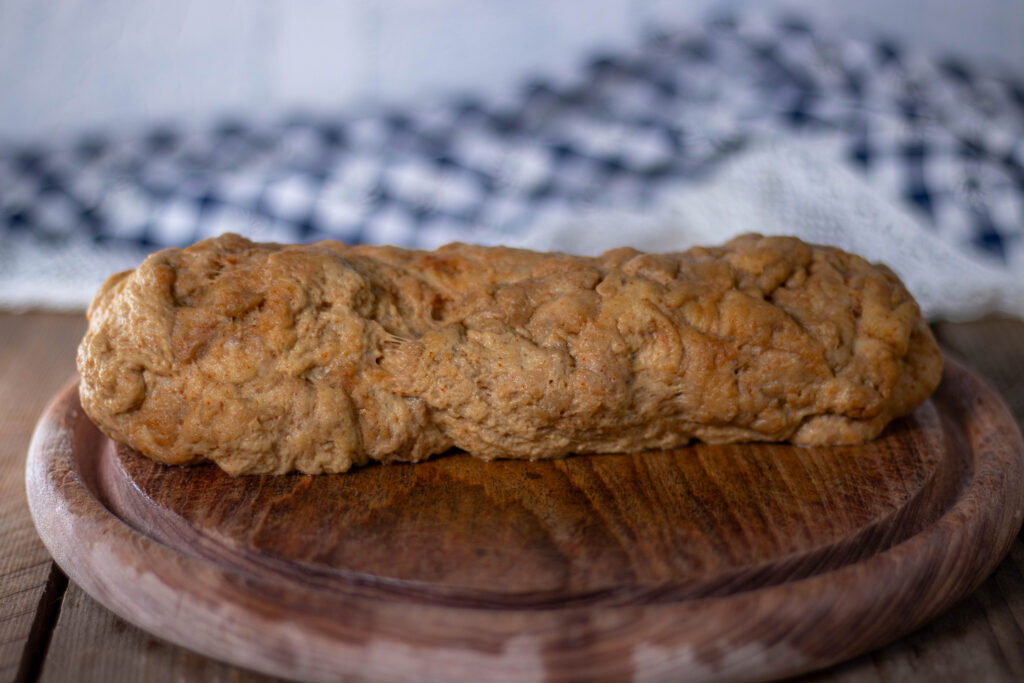Das rohe Seitanfleisch für das veganes Gyrosfleisch