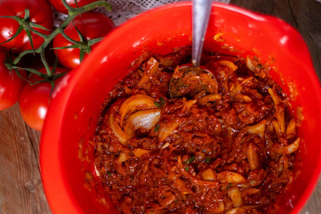 Die Marinade für das Gyros. Mit reichlich Zwiebeln