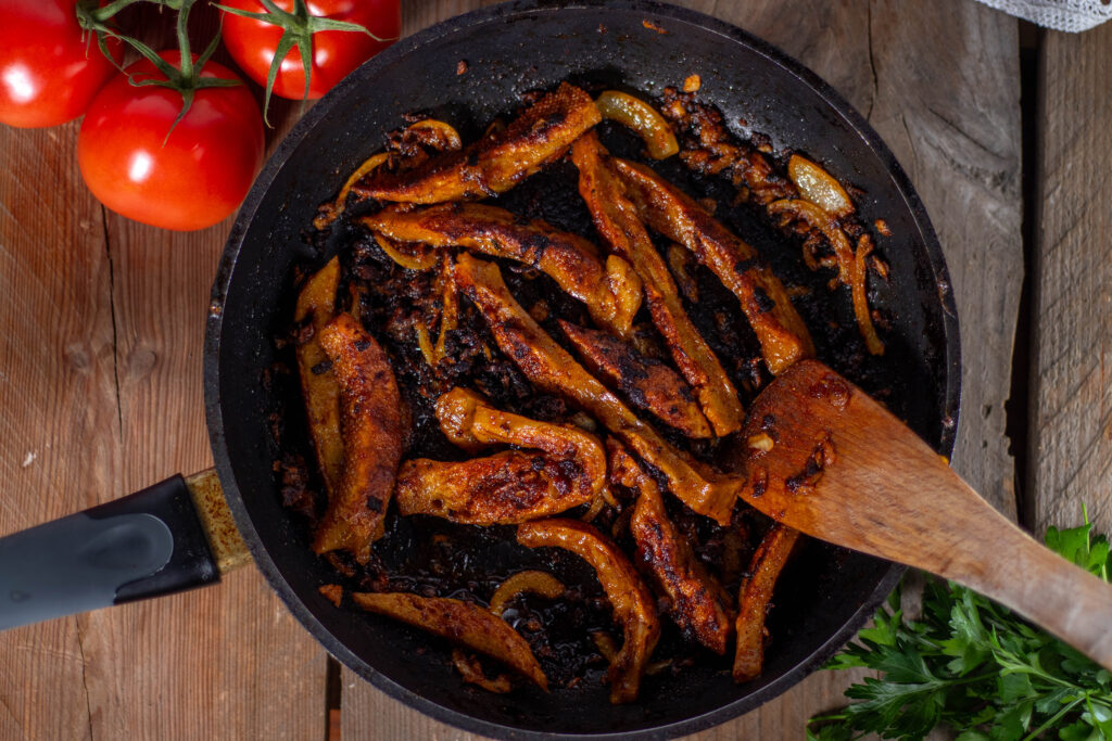 Das vegane Gyros brät in der Pfanne