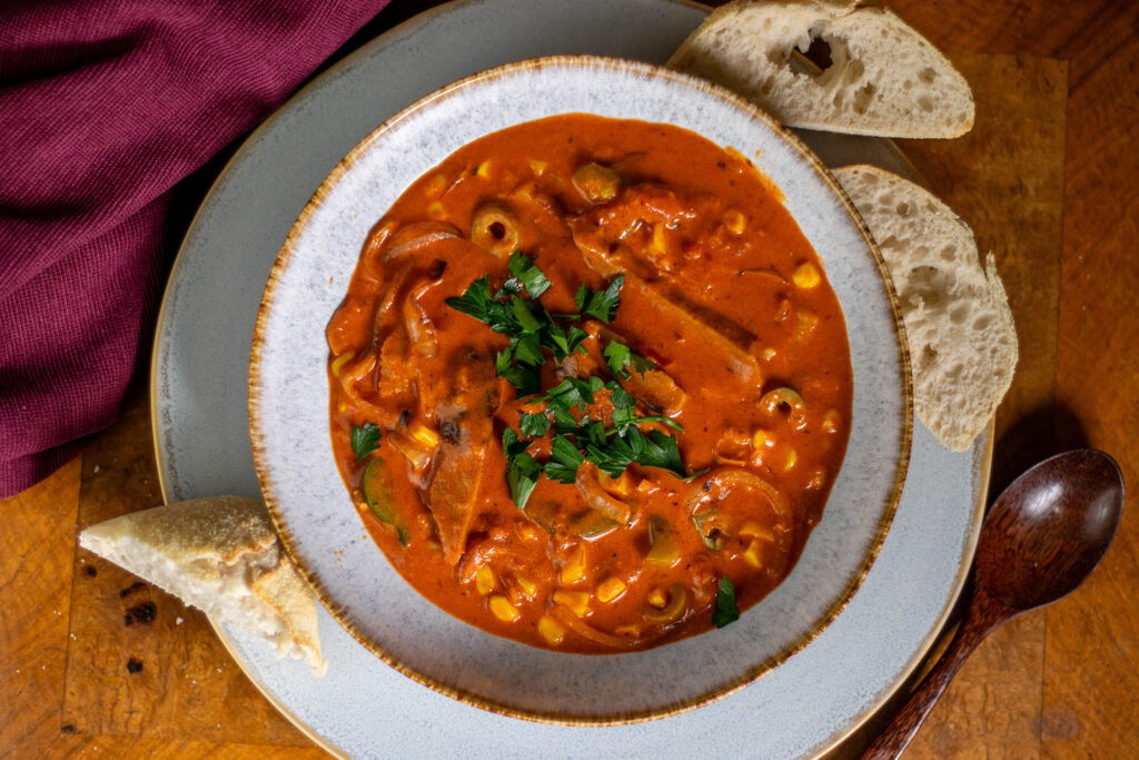 Vegane Gyrossuppe, perfekt für Party und Familie